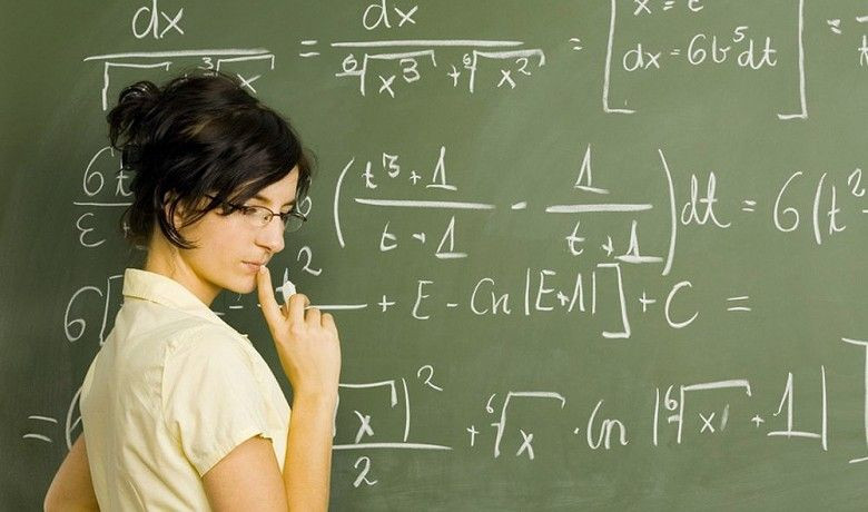 Wanita sedang mengerjakan matematika.