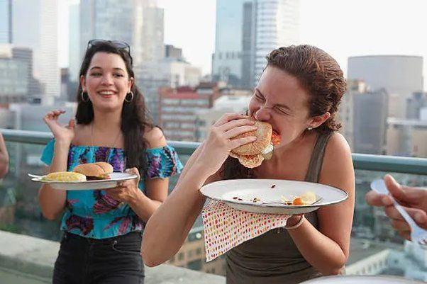 Ini Alasan Kenapa Anda Dilarang Makan Sambil Berdiri