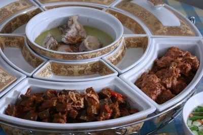 Hindari Makan Berlebihan Saat Lebaran, Ini Efeknya!