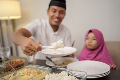 Ramadan Momen Tepat Orangtua Ajari Anak Tentang Kebaikan dan Kesehatan