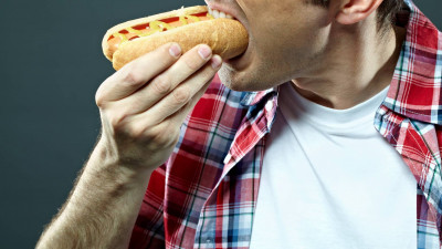 Studi: Makan Hot Dog Kurangi Kualitas Hidup Sehat Hingga 36 Menit