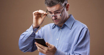 Tips Membaca di Smartphone yang Baik Agar Mata Tetap Sehat