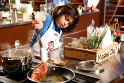Menonton Acara Memasak di TV Bisa Bikin Anak Pilih Makanan Sehat