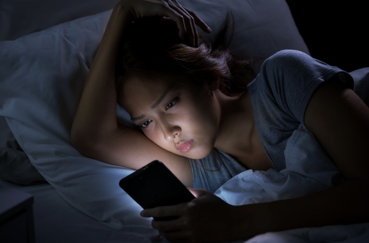 Ilustrasi wanita tidak lepas dari gawai (Tangkapan Layar)