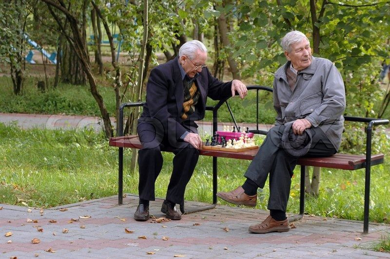 Dua lansia sedang memain catur.