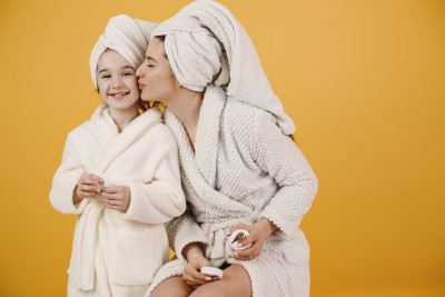 Orang Tua Mandi Bareng Anak Sebaiknya Sampai Umur Berapa?