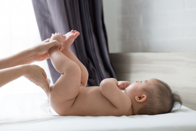 Cara Menangani Smegma atau Bercak Putih Pada Penis Bayi