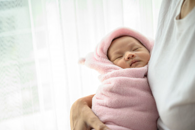 Kenali Shaken Baby Syndrome, Bahaya Mengguncang Bayi Terlalu Kencang 