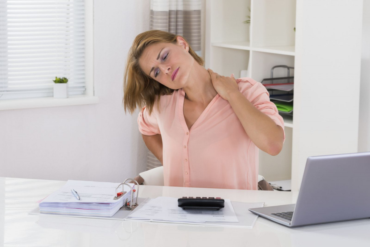 Tips Mengatasi Nyeri Leher akibat Posisi Duduk yang Salah - Blogicakicak