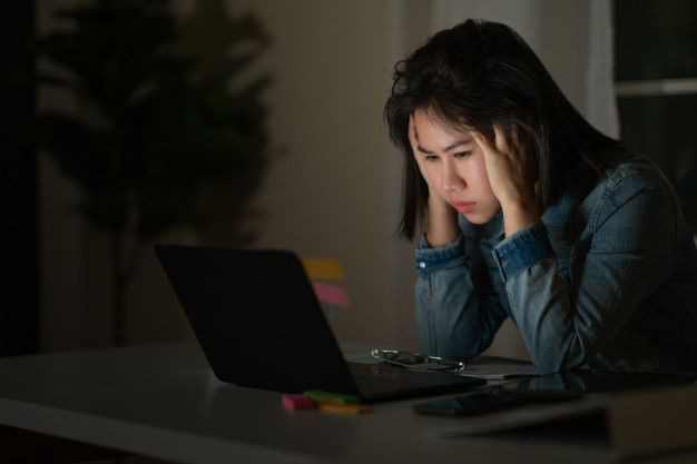 Seorang wanita sedang alami stress.