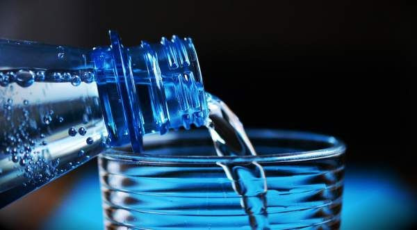 Minum air bermanfaat untuk fleksibilitas.