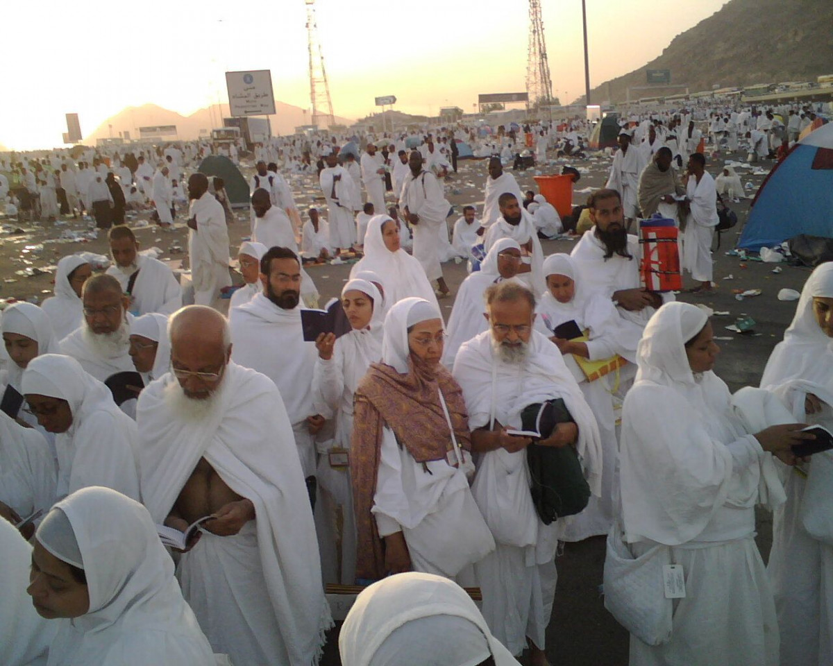 Sekumpulan orang sedang naik haji.