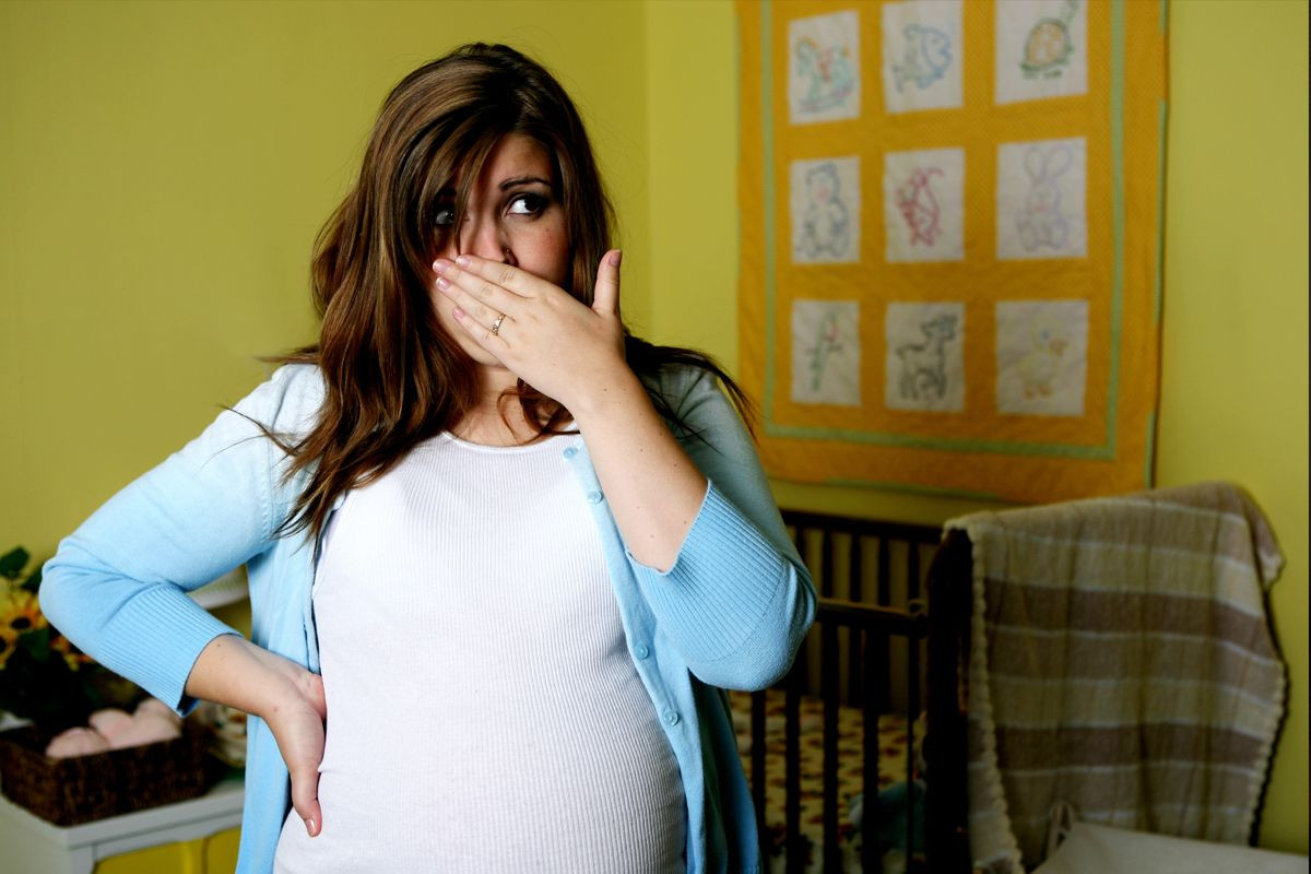 bahaya menahan kentut bagi ibu hamil