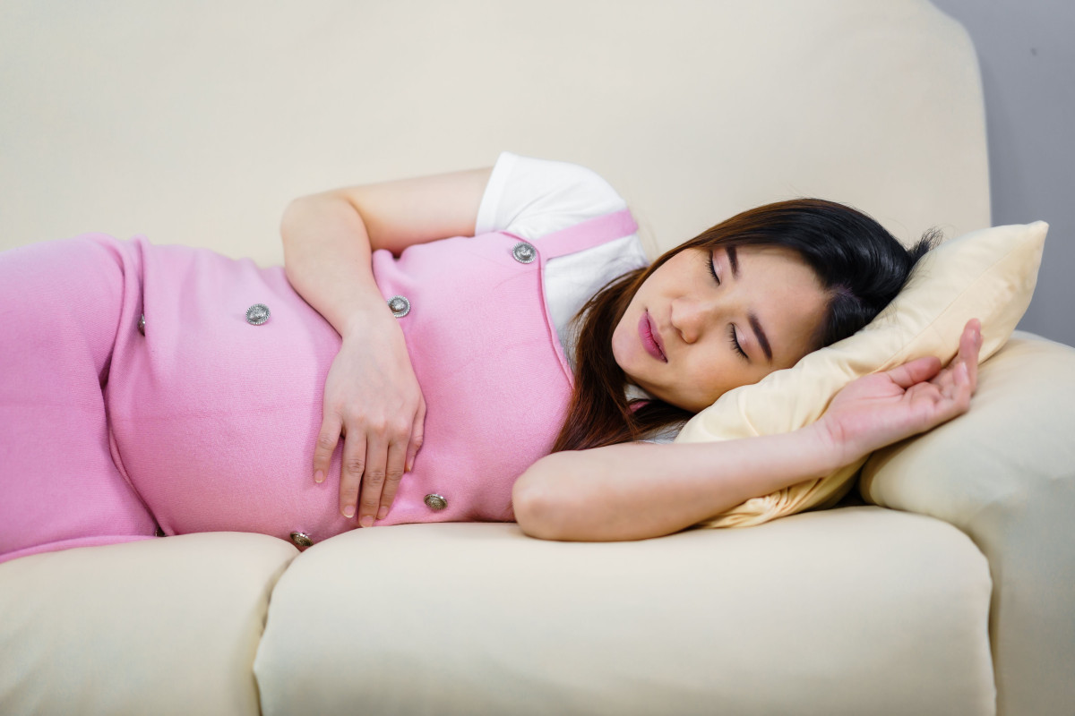 Seorang wanita sedang tidur.