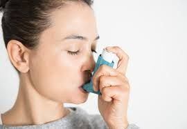 Seorang wanita sedang mengalami asma.