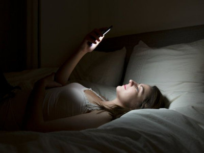 Jauhkan Smartphone Sebelum Tidur, Ini Alasannya