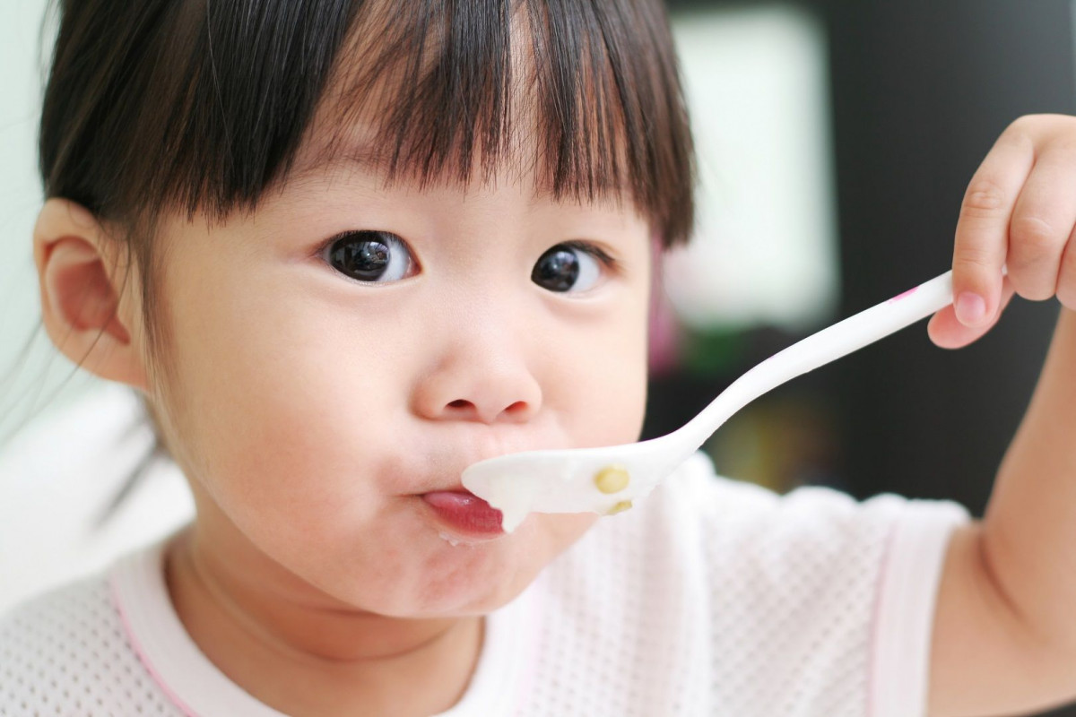 bayi makan nasi