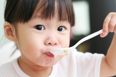 Kapan Waktu yang Tepat untuk Bayi Bisa Makan Nasi?