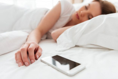Awas! Suka Tidur Dekat HP Bisa Picu Tumor dan Kanker