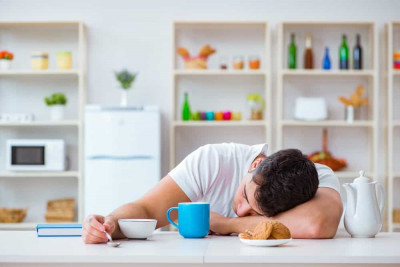 Sering Mengantuk Setelah Makan? Mungkin Ini Penyebabnya
