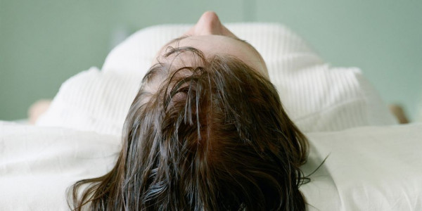 tidur dengan rambut basah
