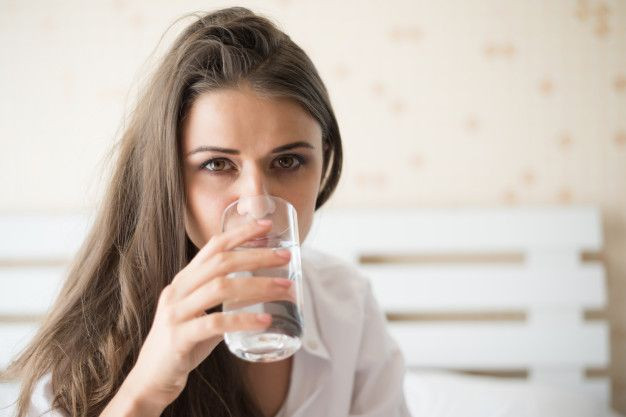 Seorang wanita minum air.