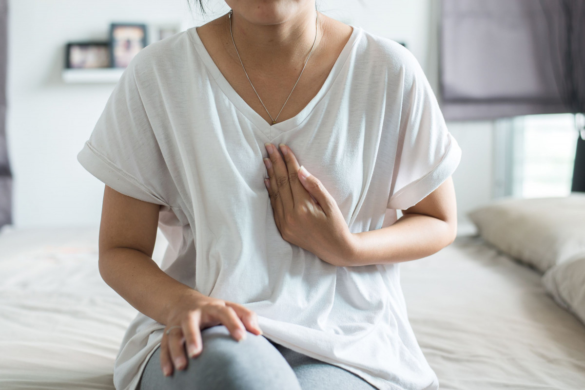 Seorang wanita sedang mengalami heartburn.