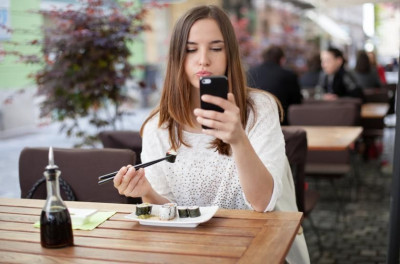 Studi: Penggunaan Smartphone Pengaruhi Pola Makan dan Berat Badan