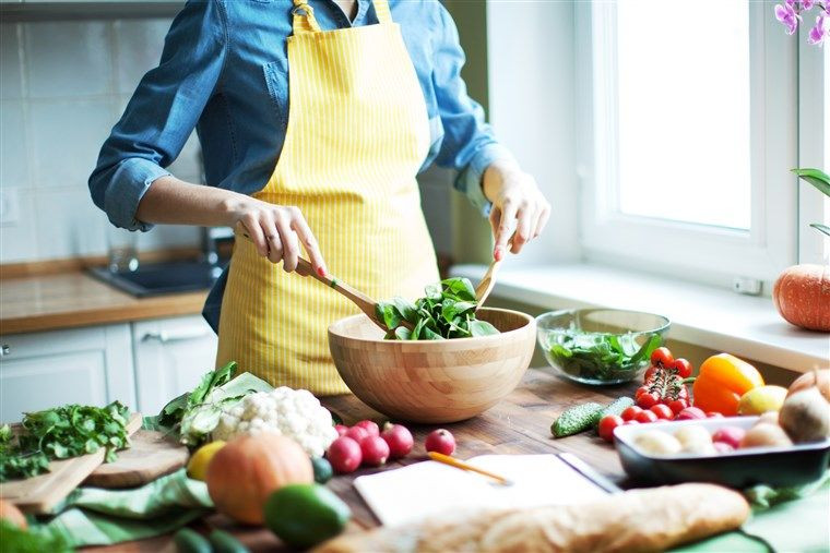 Seorang wanita sedang memasak.