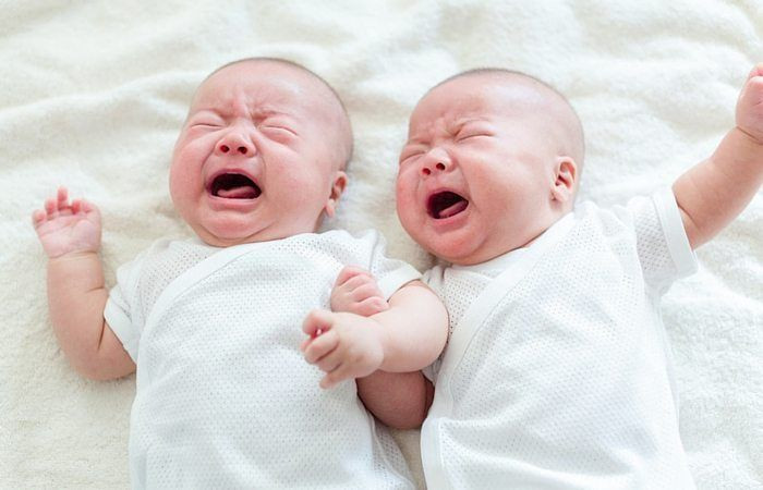 bayi kembar menangis