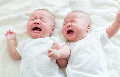Tips Menghadapi Bayi Kembar yang Menangis Bersamaan