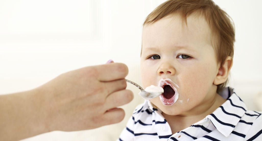 Baby makan yoghurt