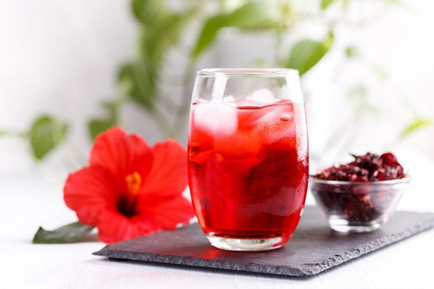Teh hibiscus panas dengan warna merah alami yang menggugah selera, kaya manfaat kesehatan