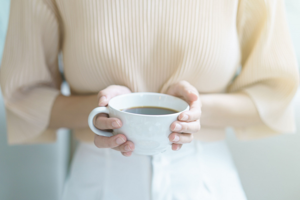 Seorang wanita mengonsumsi kopi.