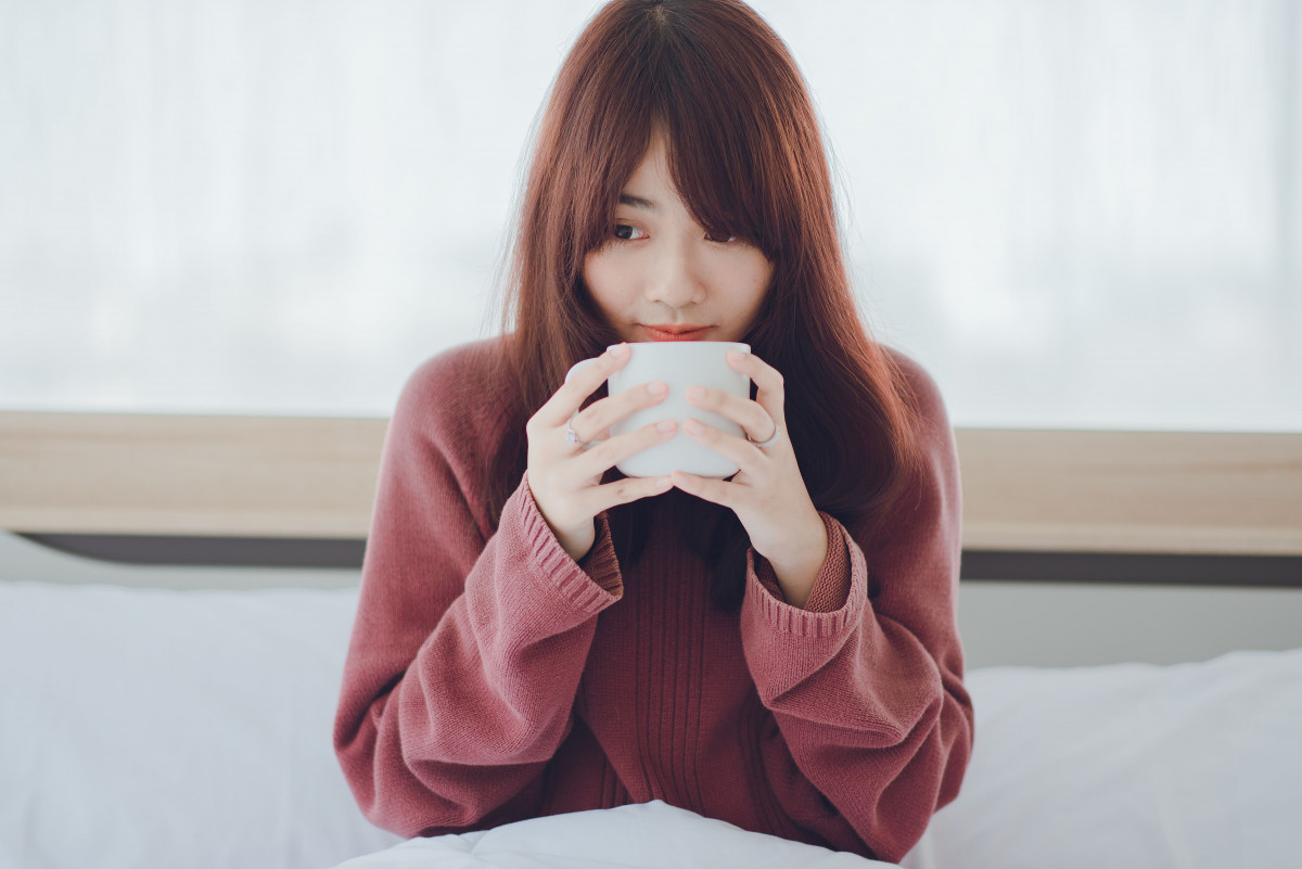 Seorang wanita sedang minum teh