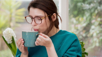 Agar Sehat, Begini Cara Minum Air Hangat