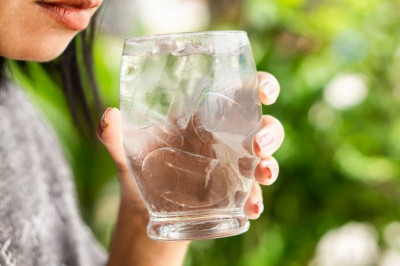 Cek Fakta: Minum Es Bisa Sebabkan Radang Tenggorokan