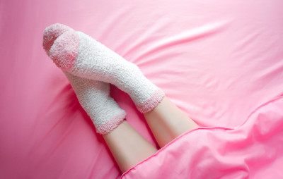 Alasan Mengapa Hindari Tidur Mengenakan Kaus Kaki