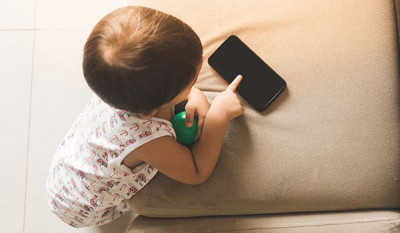 Melindungi Mata Anak Saat Kebanyakan Screen Time