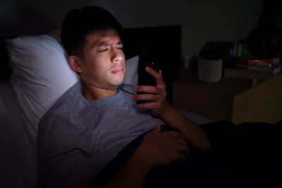 Menurut Penelitian, Penggunaan Ponsel di Malam Hari Berkaitan dengan Infertilitas