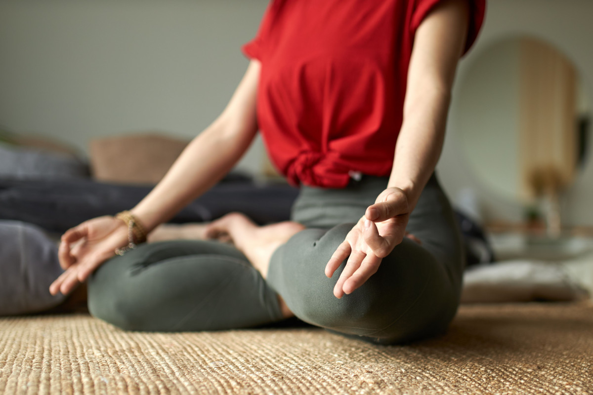 Seorang wanita sedang melakukan yoga.