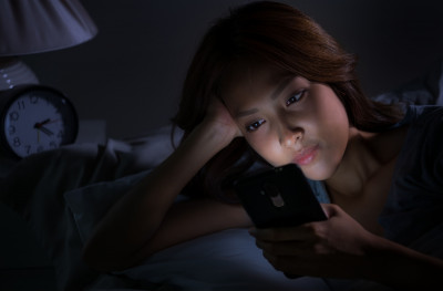 Apakah Mode Gelap pada Gawai Bikin Mata Lebih Baik?